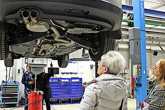 Führung bei der Industrie- und Handwerksnacht in Oelsnitz/Erzgebirge in einem Kfz-Betrieb, Foto: Stadtverwaltung Oelsnitz/Erzgeb.