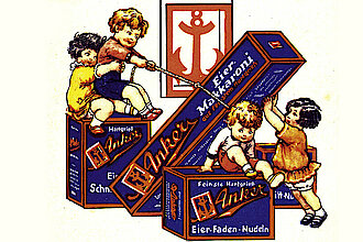 Historische Werbung für Anker-Nudeln aus Löbau mit gezeichneten Kleinkindern, die an Nudelverpackungen ziehen, Bild: Stadtmuseum Löbau