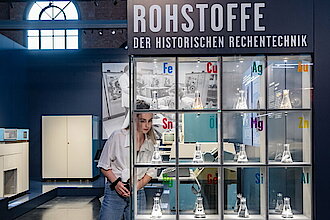 Eine junge Frau sieht sich in der Dauerausstellung des Industriemuseums Chemnitz um; Foto: Dirk Hanus, Archiv Industriemuseum Chemnitz