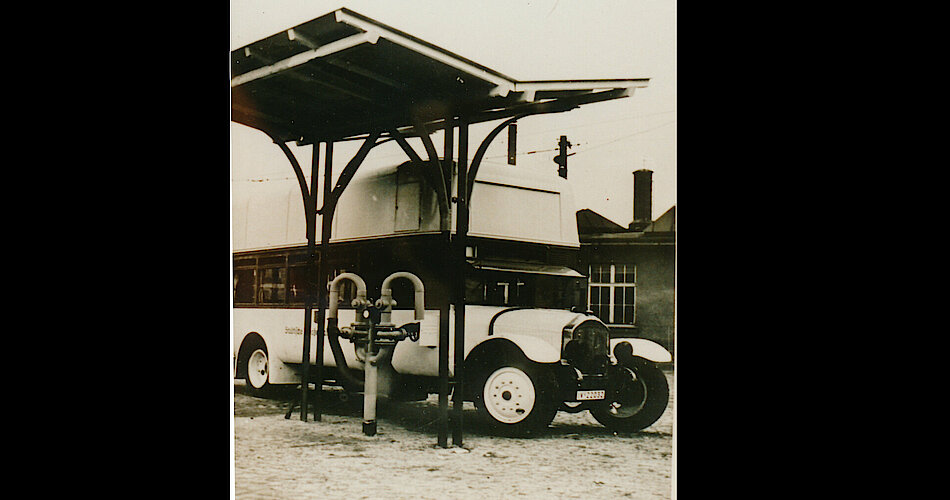 MAN-Bus Nr. 8 mit Ballontanks auf dem Dach an der Tankstelle für Niederdruck-Stadtgas im Betriebhof Kappel um 1942.