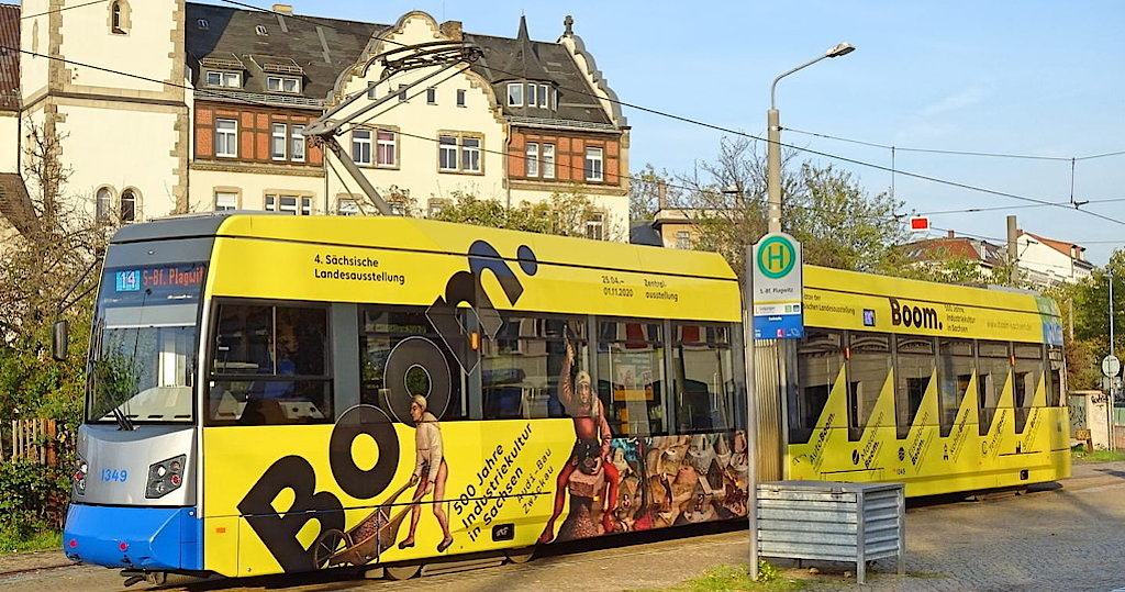 Die gelb beklebte Leipziger Boom-Straßenbahn steht am Bahnhof Plagwitz, Foto: Justin Heuer