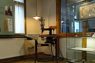 Blick in die Sonderausstellung „Sticken mit Kleinstickmaschinen“ der Schaustickerei Plauener Spitze, Foto: Schaustickerei Plauener Spitze