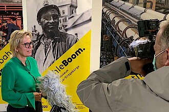 Sachsens Kulturstaatsministerin Barbara Klepsch wird bei der Pressekonferenz interviewt, Foto: Andreas Gosch