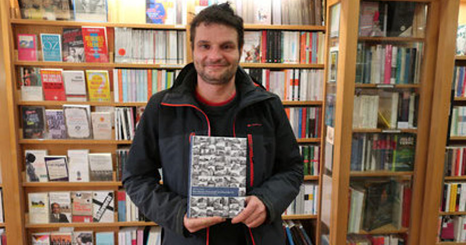Sebastian Ringel mit seinem Buch
