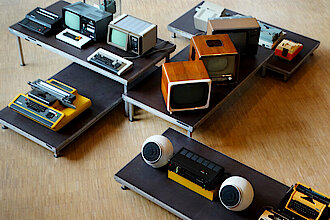 Blick in die Ausstellung, zu sehen sind Fernseher und Schreibmaschinen aus DDR-Zeiten (Foto: Sybille Heinicke)