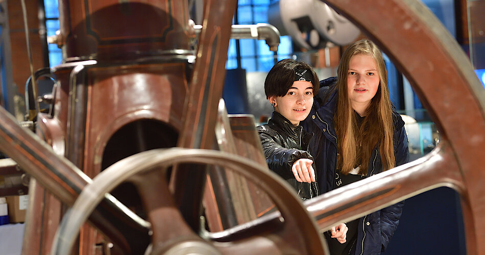 Das Foto zeigt zwei Kinder in der Ausstellung des Industriemuseums Chemnitz.
